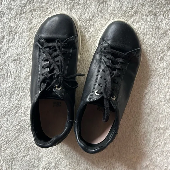 Birkenstock Black and White Sneakers with Minimalist Design - Picture 4 of 7